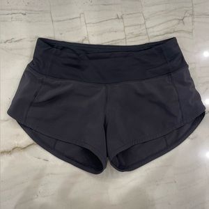 Lululemon HOTTY HOT LOW RISE lined short 2.5”